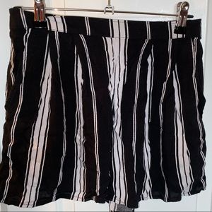HOLLISTER black and white  stripped flowy shorts